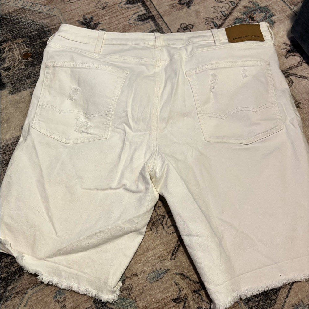 Men’s American Eagle Outfitters White Distressed Denim Shorts - Picture 4 of 4